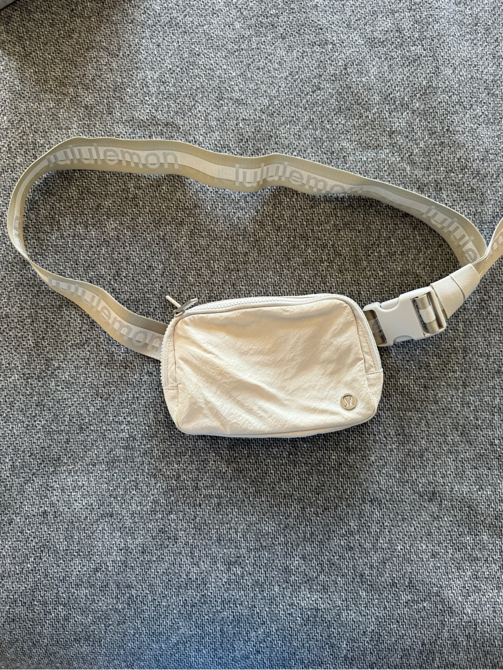 lululemon athletica Cream Everywhere Belt Bag (small)
